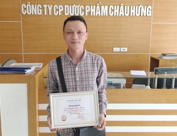 Anh Nguyễn Hữu Tuân - Nhân viên giao hàng - Công ty Cổ phần Dược phẩm Châu Hưng nhận Giấy chứng nhận thâm niên công tác